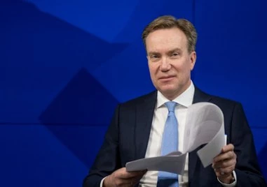 Ръководителят на Световния икономически форум се оттегля заради връзки с Епстийн