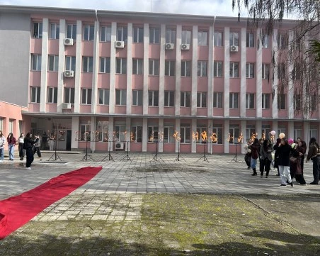 Поканите за баловете в Пловдив започнаха! 12-окласници от Тоха изненадаха своя класен с огнено шоу