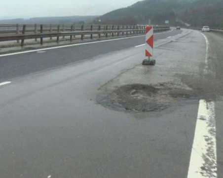 Смъртоносна опасност: 15-сантиметрови кратери дебнат шофьори на АМ 