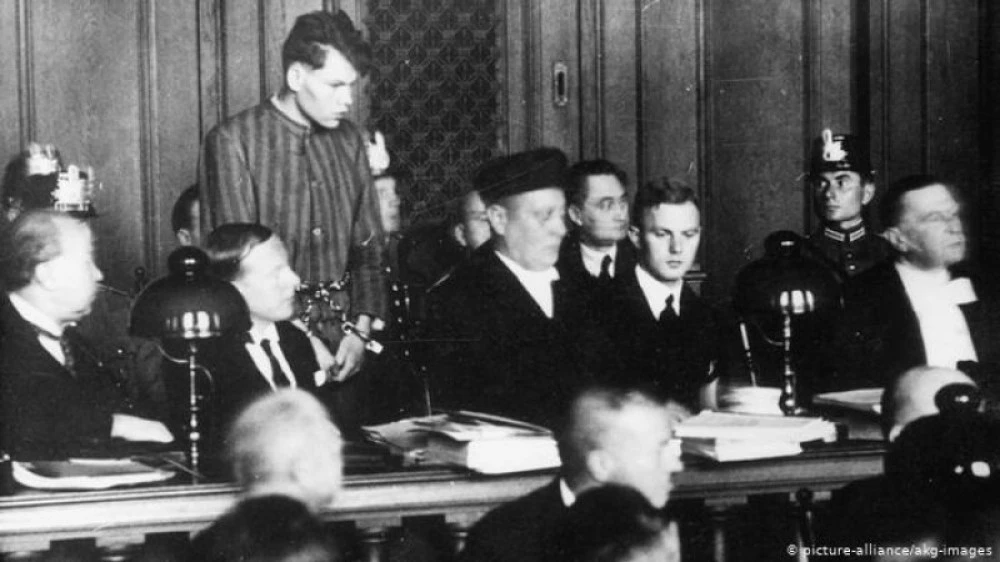 На този ден: Учредена е Българската екзархия, подпален е Райхстагът