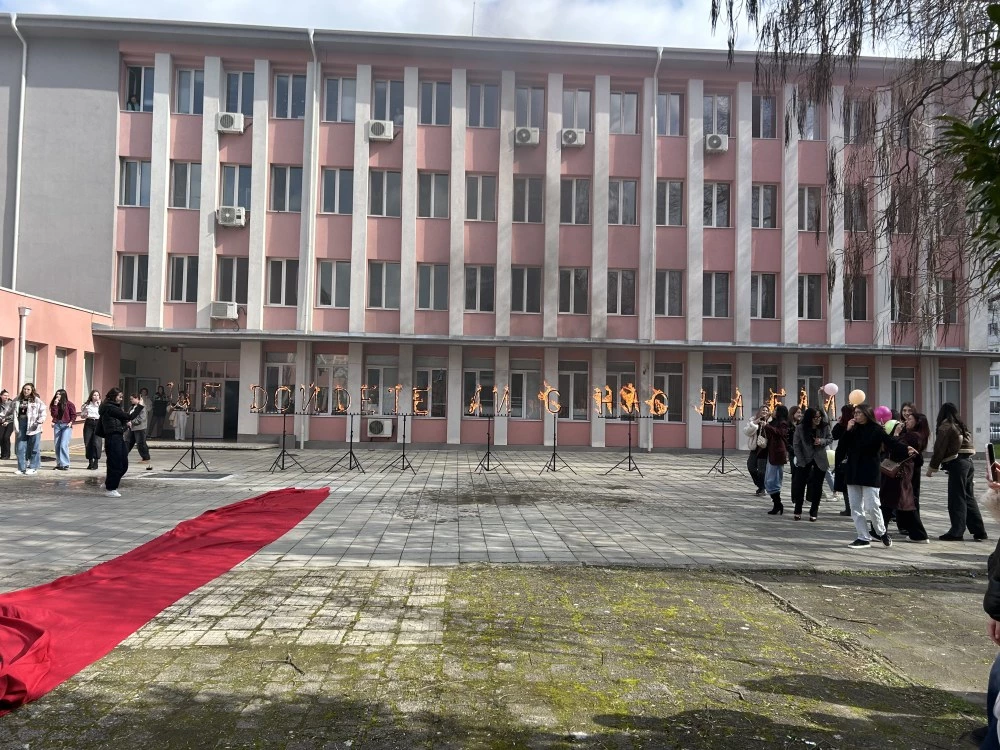 Поканите за баловете в Пловдив започнаха! Дванадесетокласници от Тоха изненадаха своя класен с огнено шоу