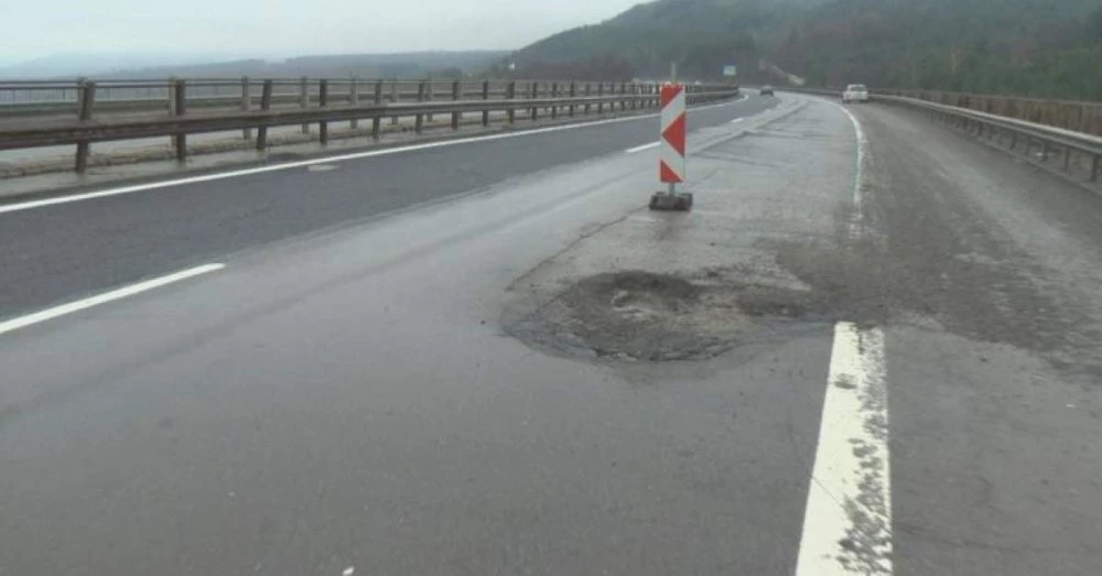 Смъртоносна опасност: 15-сантиметрови кратери дебнат шофьори на АМ 