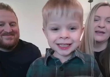 Чудо в медицината: Дете, обречено на парализа, проходи след уникална вътреутробна операция