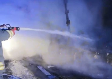 Камион с гуми пламна на пътя София - Бургас край Стара Загора