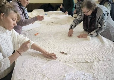 Най-голямата българска рокля оживява край Пловдив: от вековни карета и стотици ръце