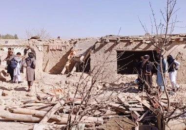 Пакистан бомбардира градове в Афганистан