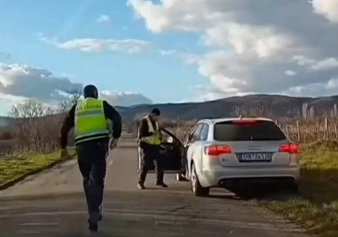 Полицейска гонка като на филм: Спряха водач без книжка от 10 години с блокада и шипове