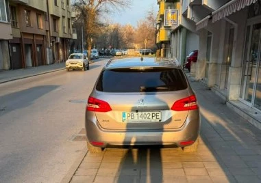 Пореден нарушител: Шофьор заряза колата си на тротоар в Пловдив