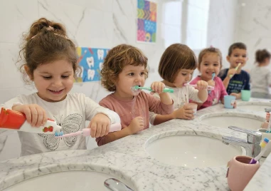 Размяна на бацили или полезен навик? Родители спорят за миенето на зъби в детските градини