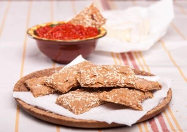 Рецепта за лесни пълнозърнести крекери със спелта и сушени домати