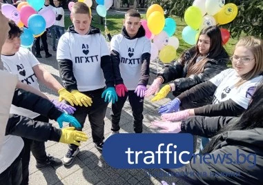 С послание за съпричастност: Ученици от Пловдив пуснаха балони в подкрепа на хората с редки болести СНИМКИ