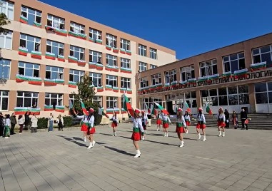 За 3 март сградата на пловдивска гимназия грейна в цветовете на националното знаме