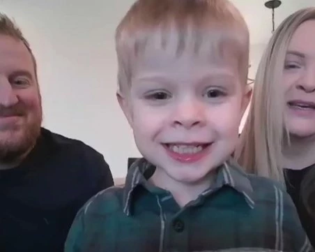 Чудо в медицината: Дете, обречено на парализа, проходи след уникална вътреутробна операция