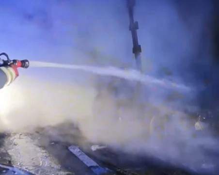 Камион с гуми пламна на пътя София - Бургас край Стара Загора