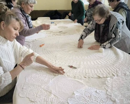 Най-голямата българска рокля оживява край Пловдив: от вековни карета и стотици ръце