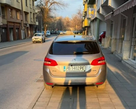 Пореден нарушител: Шофьор заряза колата си на тротоар в Пловдив