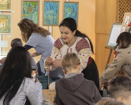 Работилница за мартеници събра ученици, дипломати и майстори в Етнографския музей