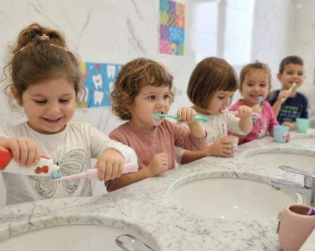 Размяна на бацили или полезен навик? Родители спорят за миенето на зъби в детските градини