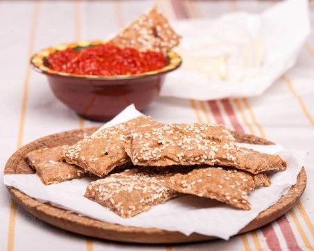 Рецепта за лесни пълнозърнести крекери със спелта и сушени домати