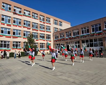 За 3 март сградата на пловдивска гимназия грейна в цветовете на националното знаме
