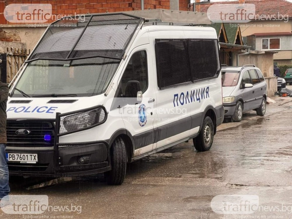 Бой на пътя край Първомай: Шофьор счупи огледалото на бус, с него налага опонент