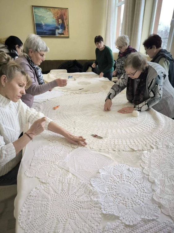 Най-голямата българска рокля оживява край Пловдив: от вековни карета и стотици ръце