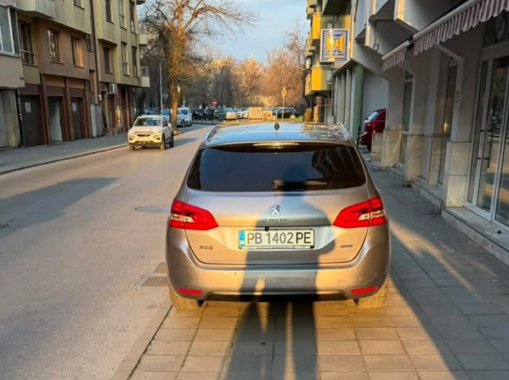 Пореден нарушител: Шофьор заряза колата си на тротоар в Пловдив