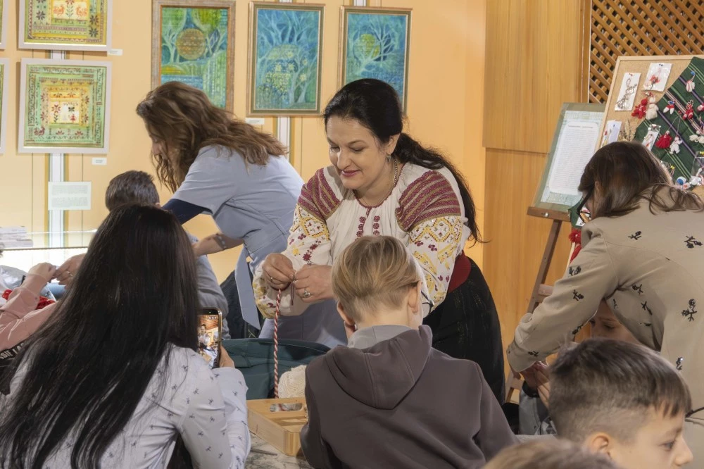 Работилница за мартеници събра ученици, дипломати и майстори в Етнографския музей