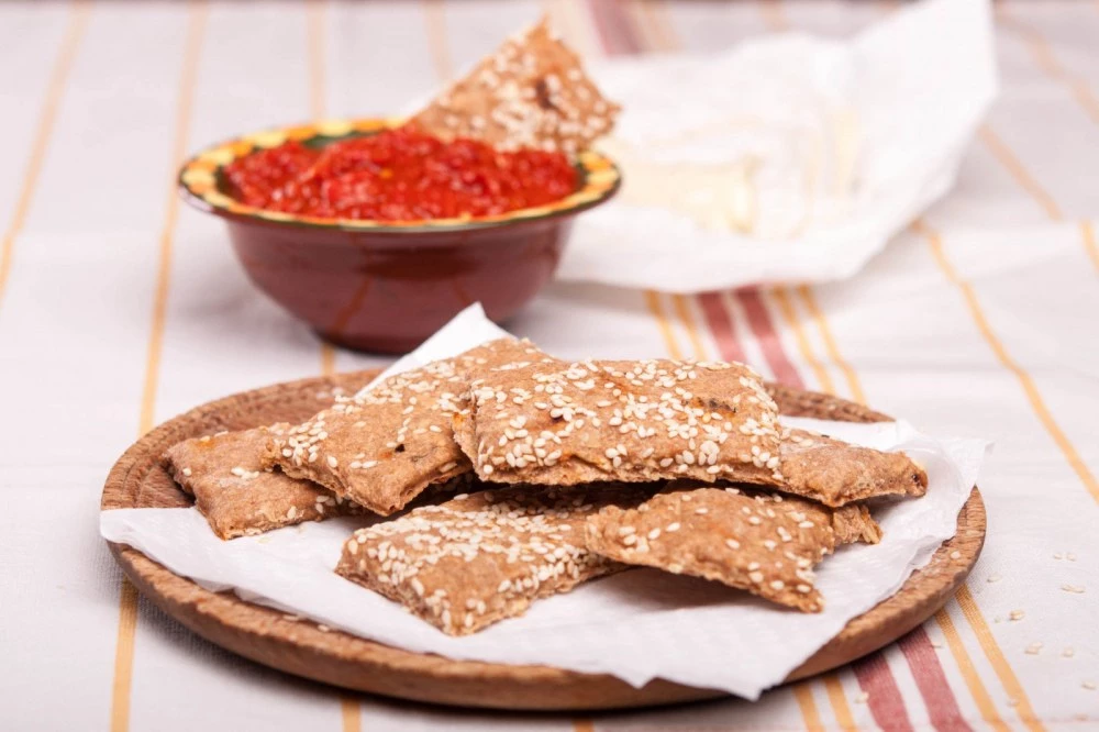 Рецепта за лесни пълнозърнести крекери със спелта и сушени домати