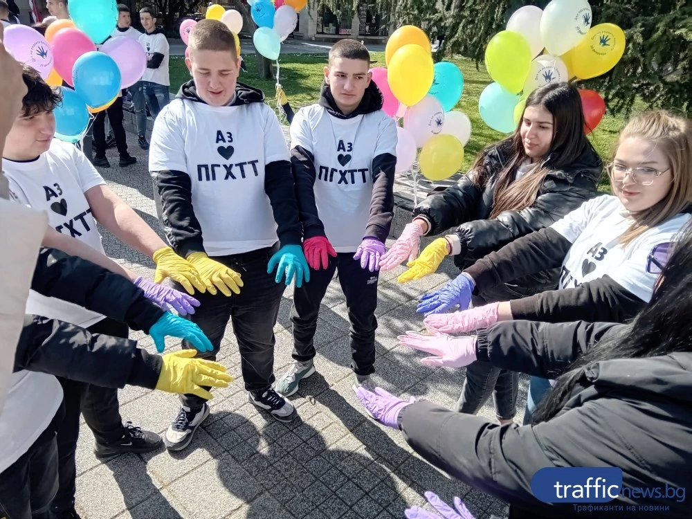 С послание за съпричастност: Ученици от Пловдив пуснаха балони в подкрепа на хората с редки болести СНИМКИ