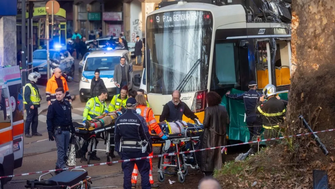 Трамвай дерайлира в Милано, има загинал и десетки ранени