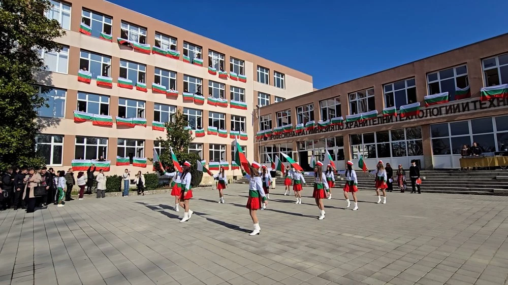 За 3 март сградата на пловдивска гимназия грейна в цветовете на националното знаме