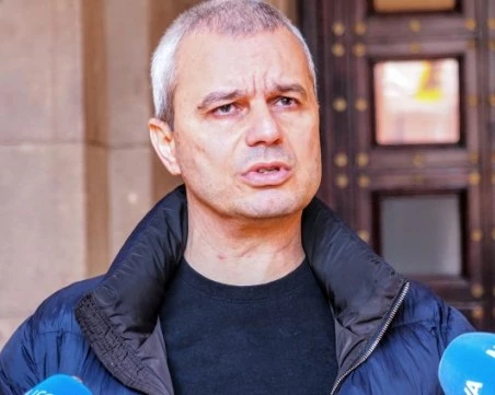 Костадин Костадинов и група негови привърженици блокираха входа на Министерски съвет