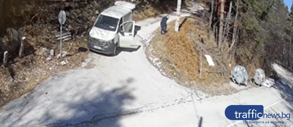 Шофьор превърна отбивка в край Дедово в сметище, камера запечата безочието му