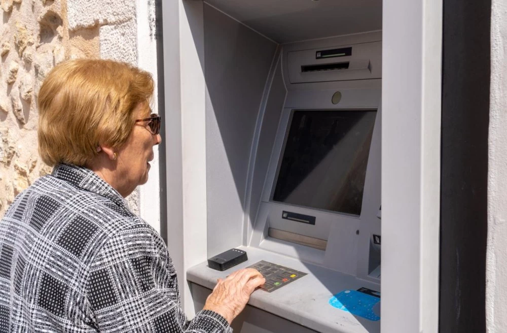 Колко ни струва тегленето и внасянето на пари