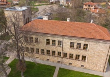 МОН решава за лиценза на частно училище Космос тази седмица