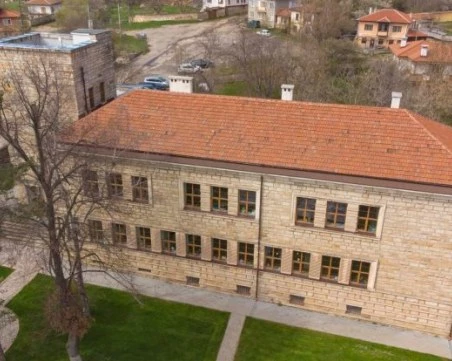 МОН решава за лиценза на частно училище Космос тази седмица