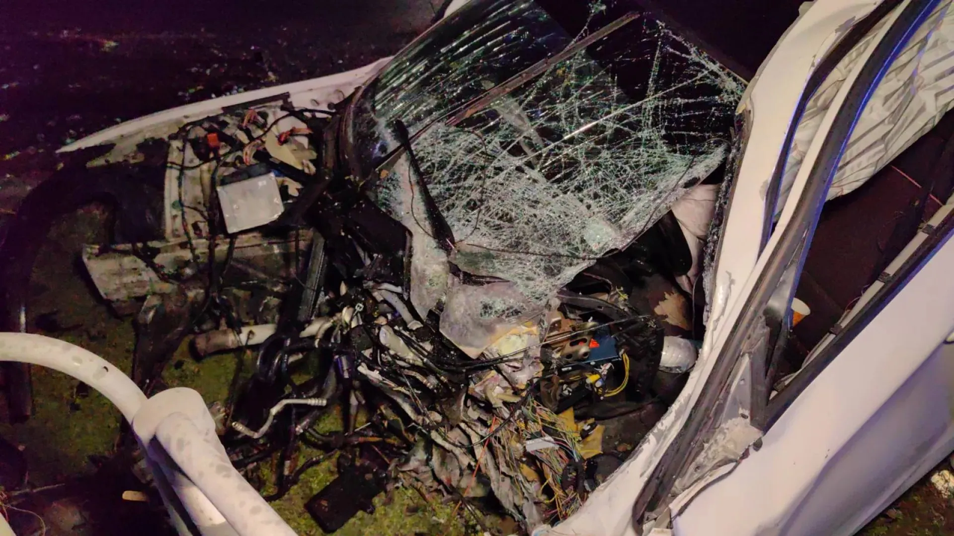 Тежка катастрофа в Русе, aвтомобил се заби в уличен стълб