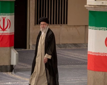 Убити са членове на семейството на аятолах Али Хаменей