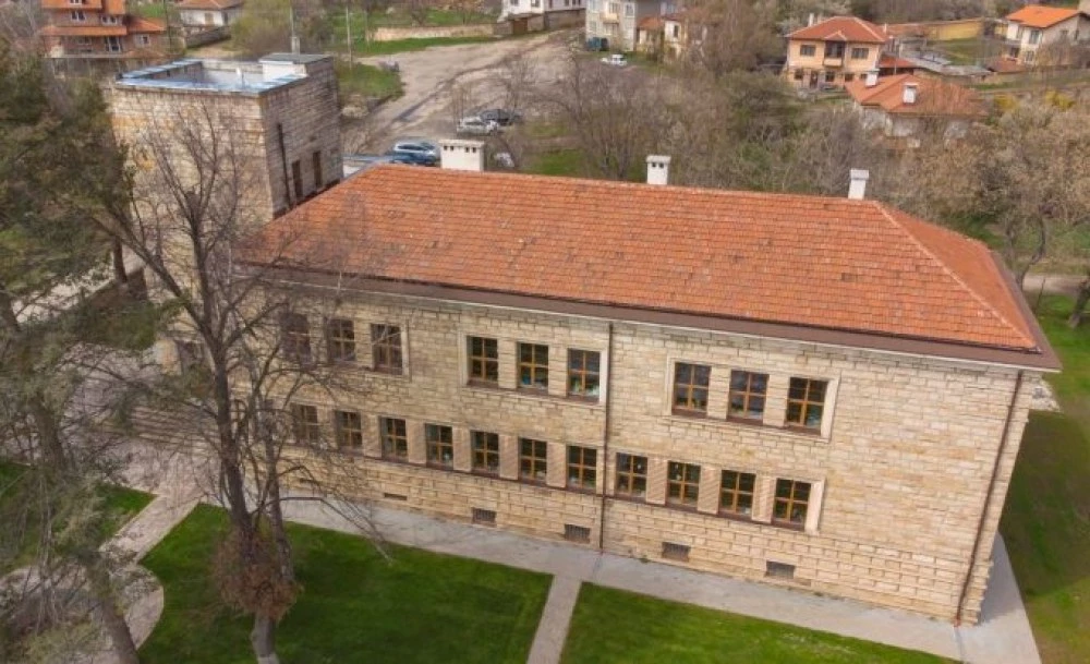 МОН решава за лиценза на частно училище Космос тази седмица