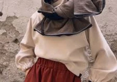 С наближаването на пролетта ръкавиците до лакътя заместват палтата лентите за