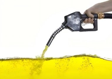 Петролът скача рязко, спад на световните борси