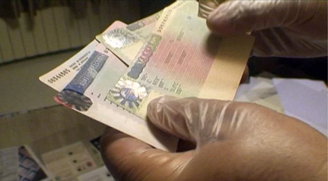 Задържаха двама мъже заради изготвяне на фалшиви документи