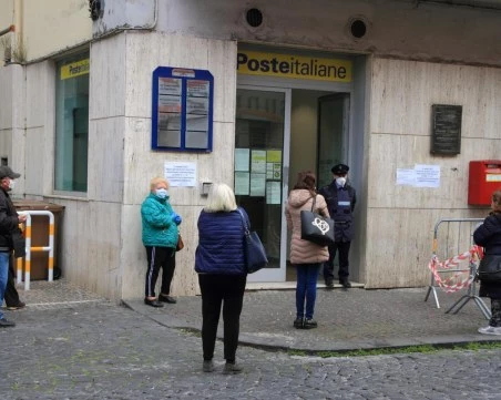 Отново изплащат по-късно пенсиите