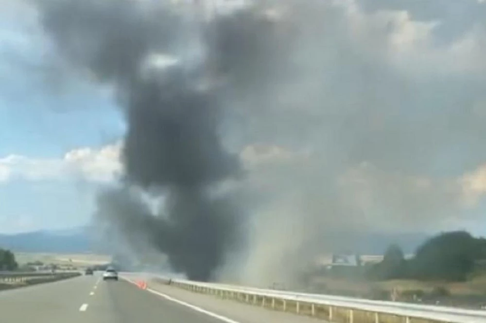 Автомобил пламна и спря движението на АМ 