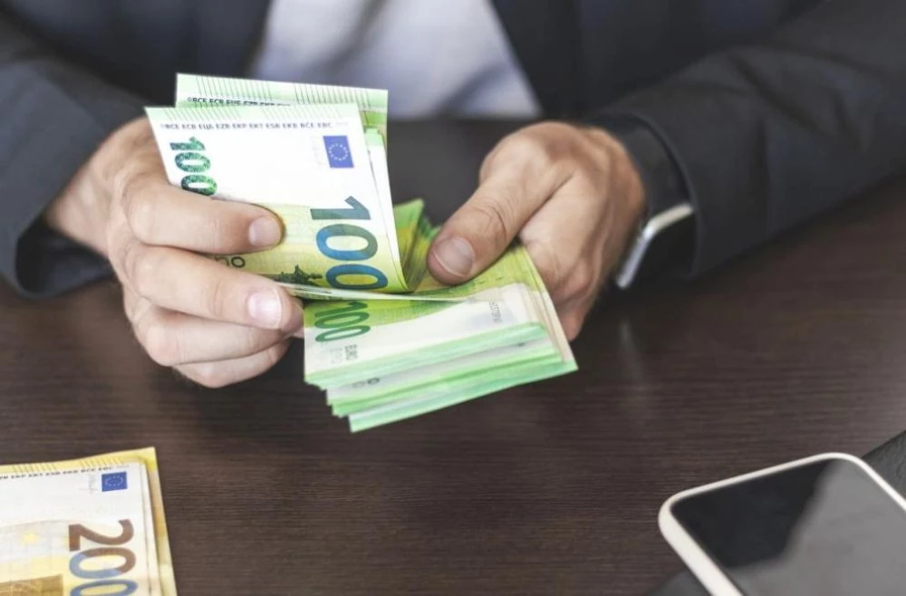 Жител на Самоков плати данъци с фалшиви 200 евро