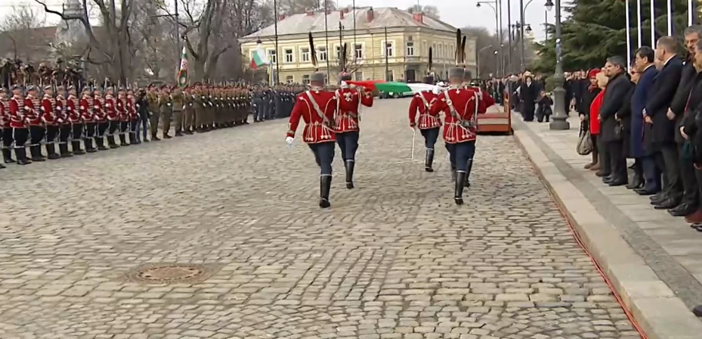 20 артилерийски залпа по случай 3 март, издигнаха знамето пред паметника на Незнайния войн