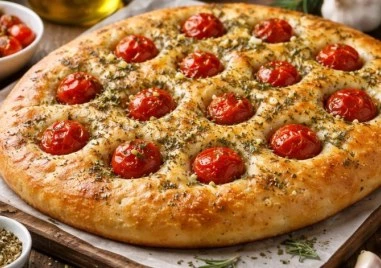 Рецепта за италианска фокача с чери домати и чесън