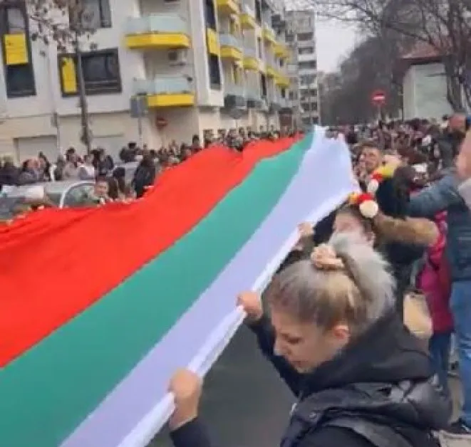 Шествие със 100-метрово българско знаме мина през София ВИДЕО
