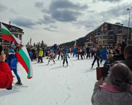 Пистите в Пампорово се напълниха от скиори в носии и трибагреници